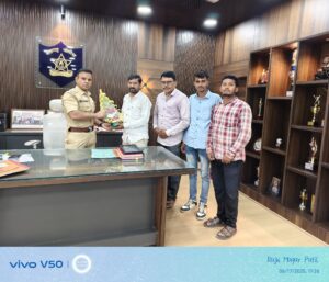 पोलीस अधीक्षक श्रीकृष्ण कोकाटे यांचा सत्कार करताना -छायाचित्र : कृष्णा शिंदे 